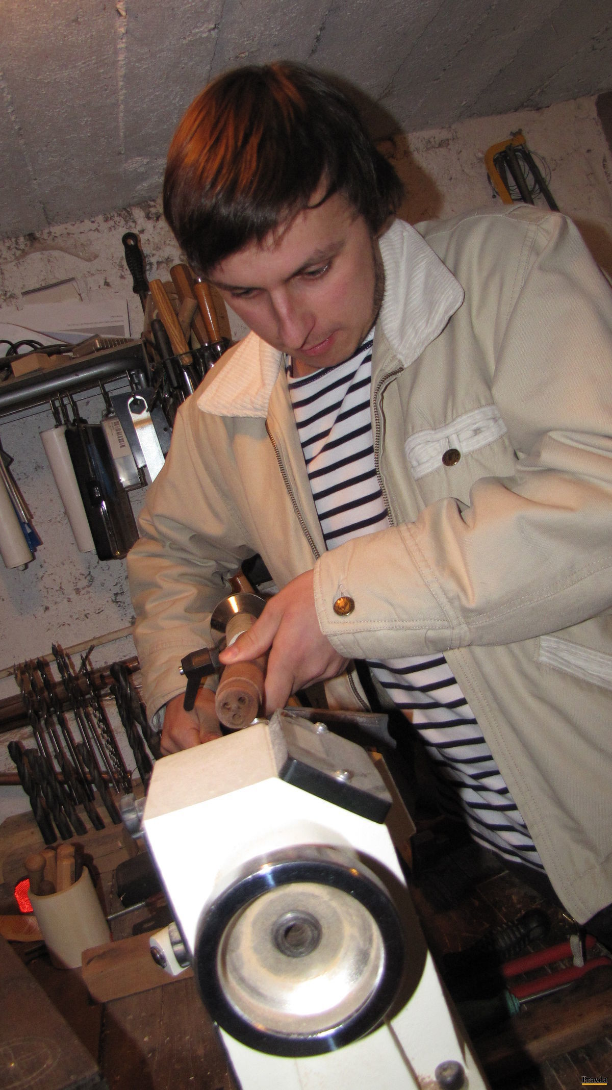 Michal Machava v dielni, kde vdýchol život gajdám.