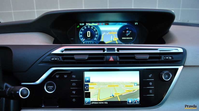 Dva displeje zobrazujú všetky potrebné informácie.