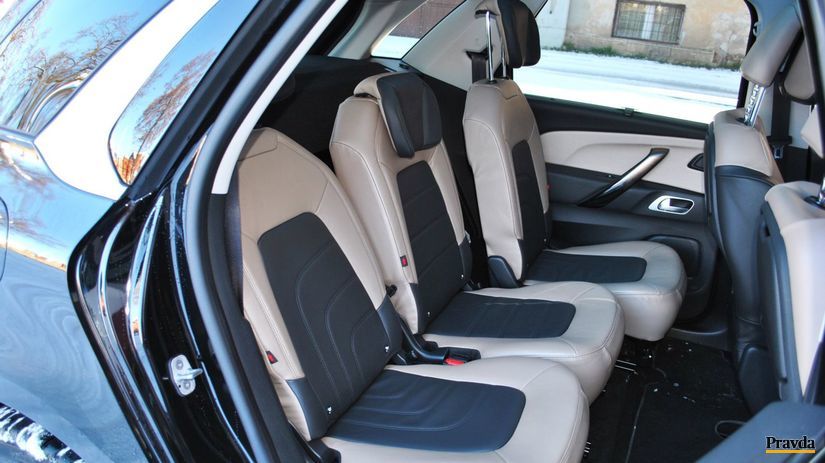 Cestujúci na zadných sedadlách môžu nastavovať...