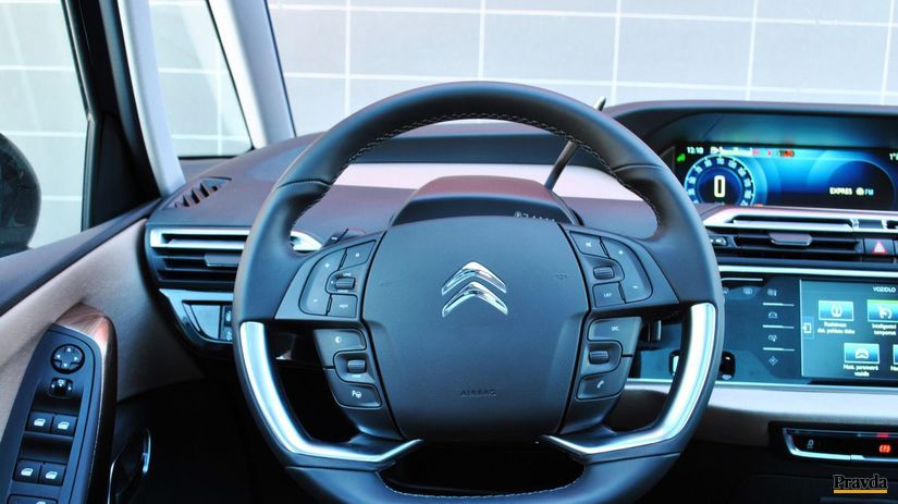 Pracovisko vodiča je na prvý pohľad iné.