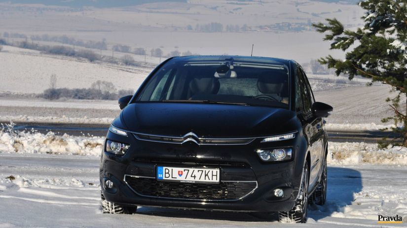 Prednej časti nezvyklo nedominujú hlavné svetlá...