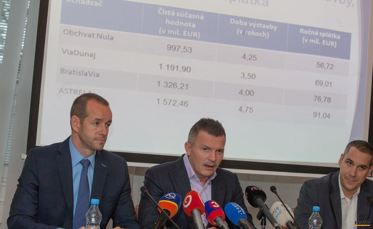 Minister dopravy Ján Počiatek spolu so štátnym...