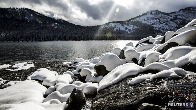 Prvý sneh sa okolo amerického jazera Donner topí.