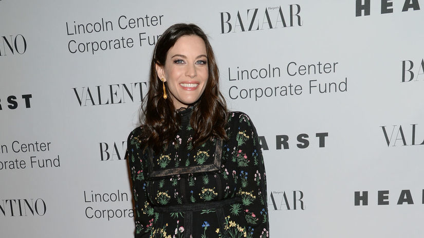 Herečka Liv Tyler v kreácii Valentino. 