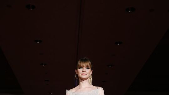 Modelka v šatách z dielne Richarda Rozboru.