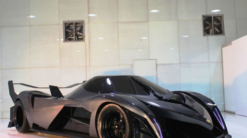 Aj samotný Devel Sixteen vyzerá ako z iného...
