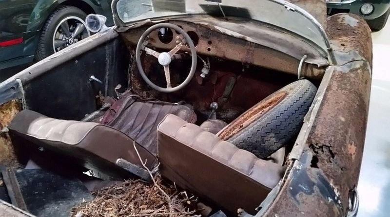 Interiér je na tom rovnako zle ako celé auto.