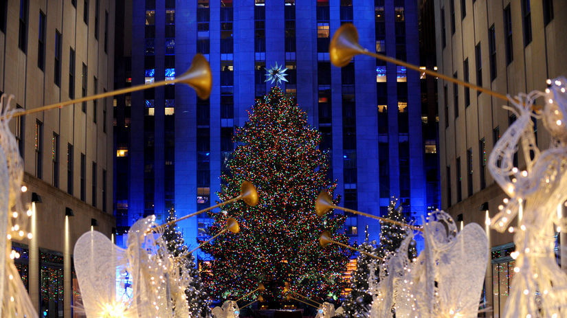 Stromček pred Rockefeller Center na Manhattane.