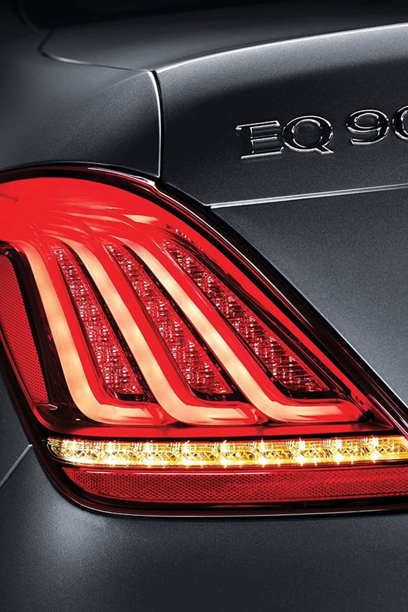 Zadné svetlá pripomínajú čiastočne dizajn...