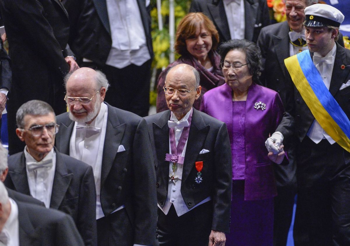 Laureáti Nobelovych cien za rok 2015. Zľava...