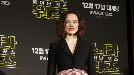 Herečka Daisy Ridley v kreácii z dielne Dior.