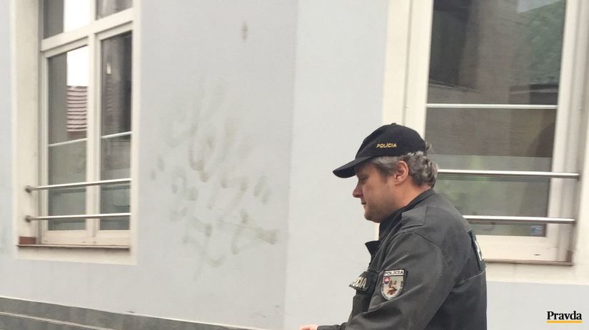 Policajná razia v centre Žiliny v budove, kde...