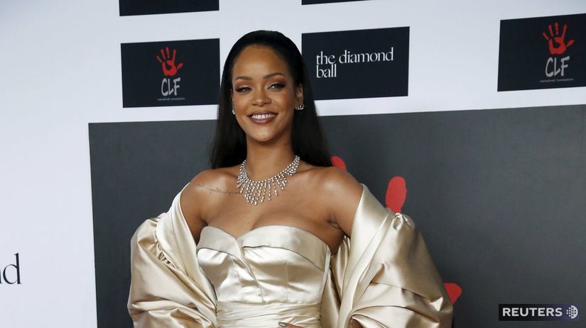 Speváčka Rihanna v kreácii Dior prichádza na...