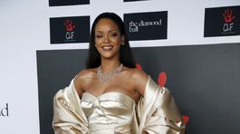 Speváčka Rihanna v kreácii Dior prichádza na Diamond Ball. 