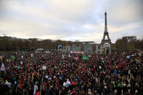 Demonštranti v Paríži odmietli klimatickú dohodu.