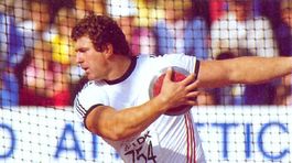 Stačil jeden komunistický blbec. A ležal som na matraci s vodkou v ruke