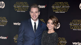 Herecký pár Dominic Sherwood a Sarah Hyland prišli na premiéru spoločne. 