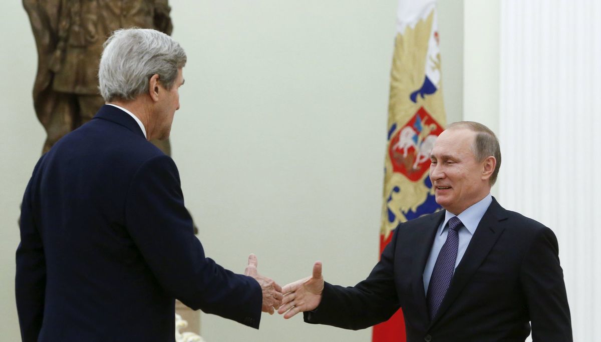 Ruský prezident Vladimir Putin (vpravo) víta...