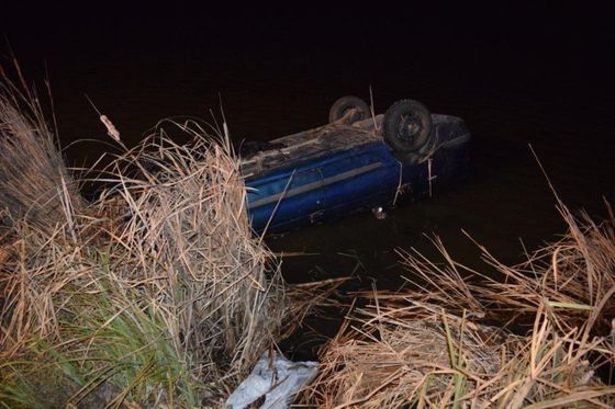 Auto skončilo prevrátené na strechu v rybníku.