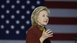 Clintonová podporila Bidena