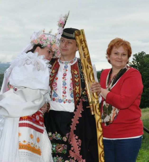 Úspešná Slovenka so svadobným párom.