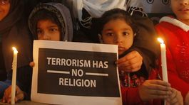 Pakistan si pripomína rok od masakry Talibanu v škole