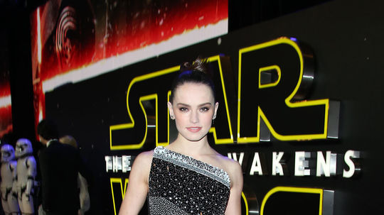 Herečka Daisy Ridley pózuje v kreácii od...