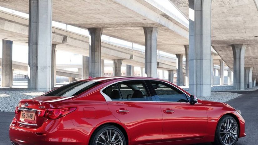 Špecifikom Q50 Red Sport sú 19-palcové matné...