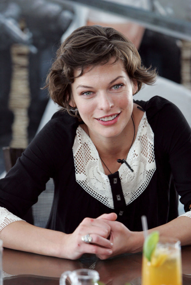 2006: Milla Jovovich na tlačovej konferencii v...