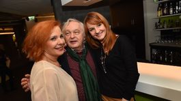 Stanislav Párnický s herečkami Kamilou Magálovou (vľavo) a Andreou Karnasovou.