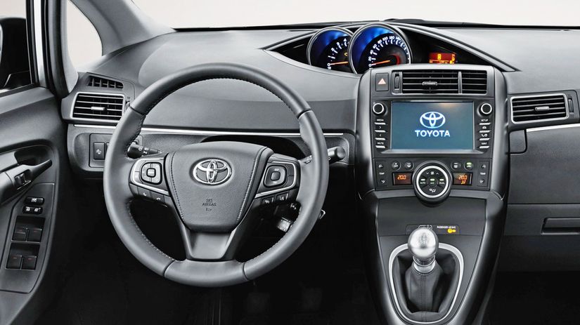 Interiér má viac „grafitových“ dekorácií, ale...