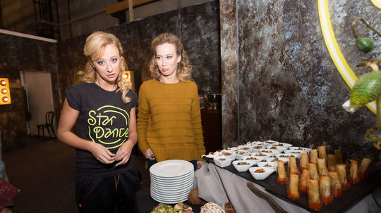 Katarína Štumpfová (vpravo) v zákulisí...