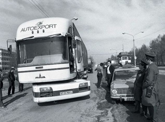 Predné kolesá sa neotáčali. Natáčal sa celý...
