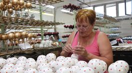 Moderné sú aj bodkované vianočné gule, ktoré...