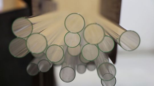 Trubice, z ktorých sa tvoria krehké vianočné gule.