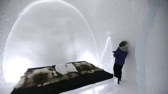 Jedna z izieb ľadového hotela vo Švédsku.