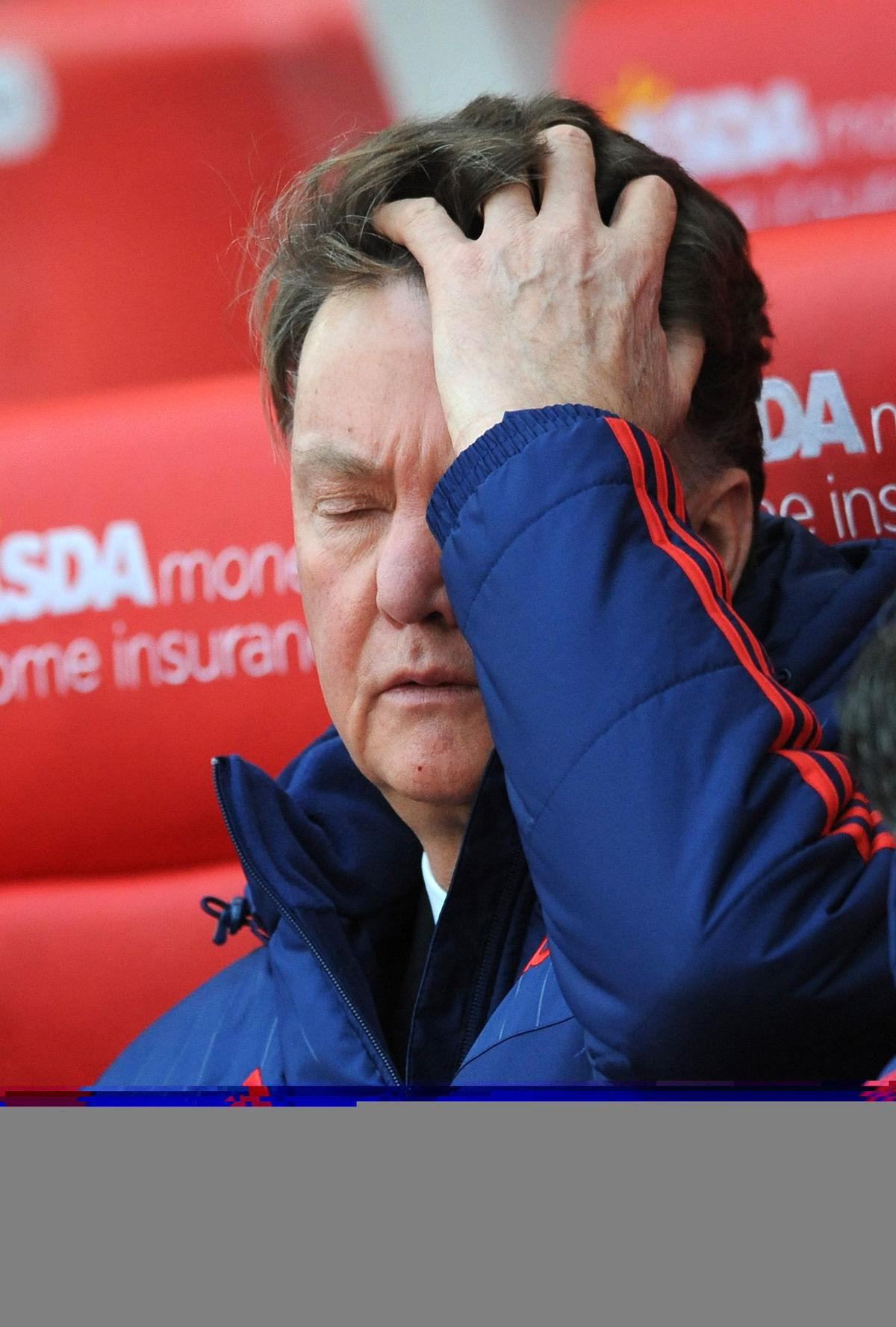 Louis van Gaal v zápase proti Stoke City.