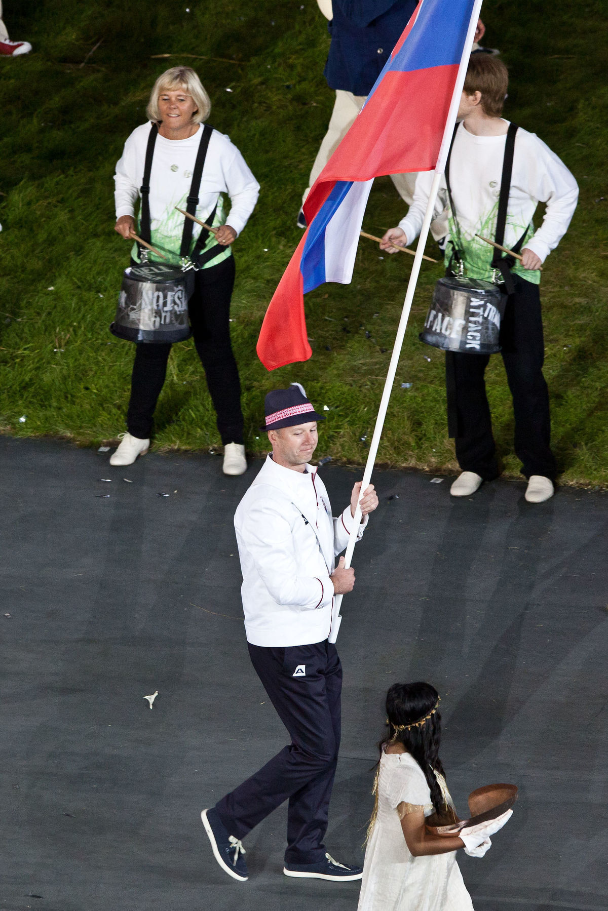 Vlajkonosič Jozef Gönci (s vlajkou) a slovenska...