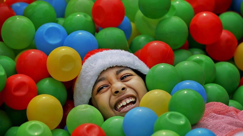 Bangladéšske dievča sa teší na ihrisku.