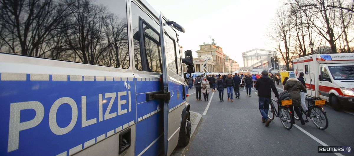 Policajné auto stojí v blízkosti Brandenburskej...
