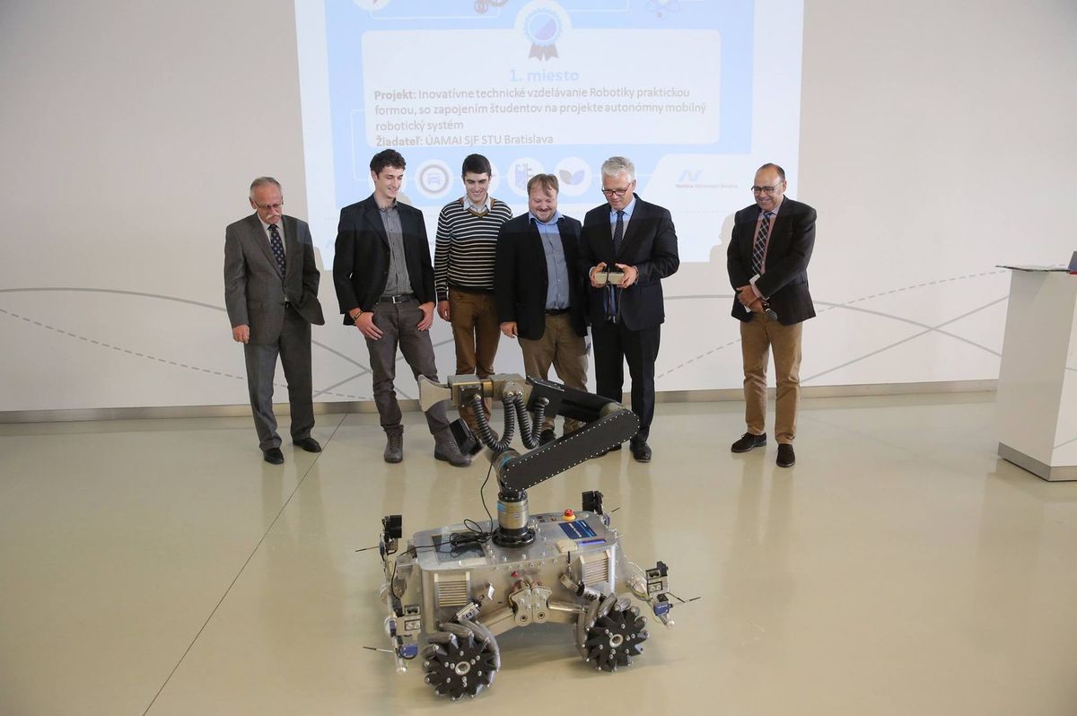 Študenti z Ústavu automatizácie, merania a...