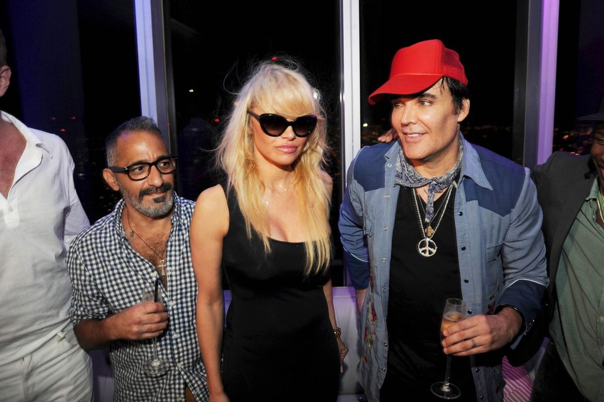 Zľava: Umelec Carlos Suarez, Pamela Anderson a...