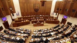 Poslanci odídu s notebookmi aj odstupným