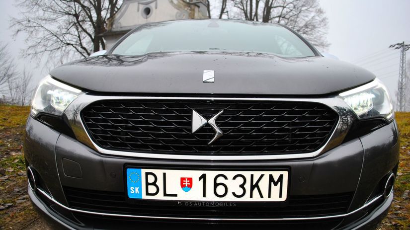 Prednej časti dominujú veľké svetlá a mriežka...
