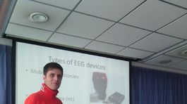 Študent zvyšuje obchodom predaj hudbou a vôňami