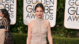 Herečka Amanda Peet v kreácii Alexander McQueen, šperkoch Cartier a topánkach Saint Laurent