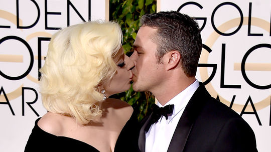 Speváčka a herečka Lady Gaga bozkáva svojho...