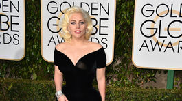 Speváčka a herečka Lady Gaga v kreácii Atelier Versace.