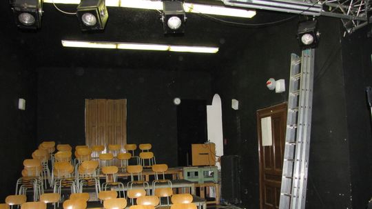 Divadlo bez domova v ľavom krídle Pisztoryho...