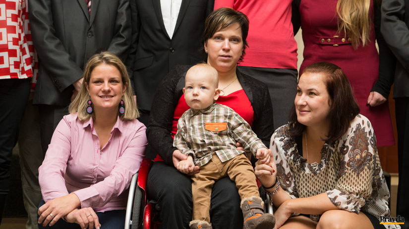 Veronika Vadovičová (uprostred) so Zuzanou...